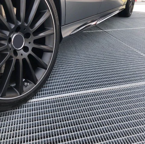 Le caillebotis pressé offre de nombreuses possibilités, notamment le passage de véhicules